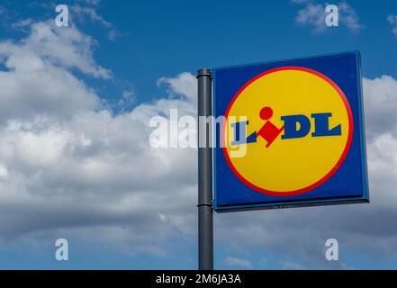 Nova Bana, Slovaquie - 18 mars 2022 : enseigne Lidl shop. Logo de la marque. Lidl est une chaîne allemande de détaillants à rabais internationaux qui Banque D'Images