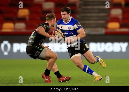 Matt Williams de Londres et Jordan Venter de Bath en action lors du match Gallagher Premiership au Gtech Community Stadium de Londres. Date de la photo: Mercredi 4 janvier 2023. Banque D'Images