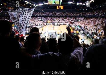 Les supporters applaudissent lors d'un match de basket-ball Banque D'Images