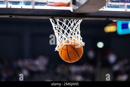 Ballon de basket-ball dans le panier Banque D'Images