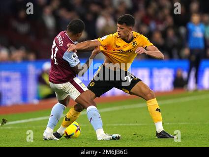 Leon Bailey (à gauche) d'Aston Villa et Matheus Nunes de Wolverhampton Wanderers se battent pour le ballon lors du match de la première Ligue à Ashton Gate, Birmingham. Date de la photo: Mercredi 4 janvier 2023. Banque D'Images