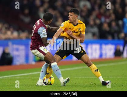 Leon Bailey (à gauche) d'Aston Villa et Matheus Nunes de Wolverhampton Wanderers se battent pour le ballon lors du match de la première Ligue à Ashton Gate, Birmingham. Date de la photo: Mercredi 4 janvier 2023. Banque D'Images