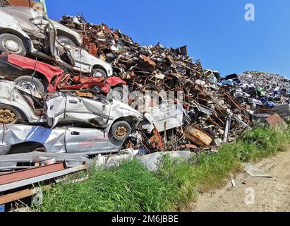 Pile de différents wagons de ferraille et autres métaux sur une industrie de recyclage de chantier de ferraille. Banque D'Images