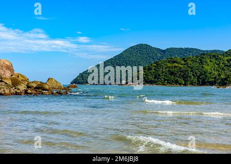 La mer avec des eaux calmes et transparentes entre les rochers, les montagnes et la forêt tropicale Banque D'Images