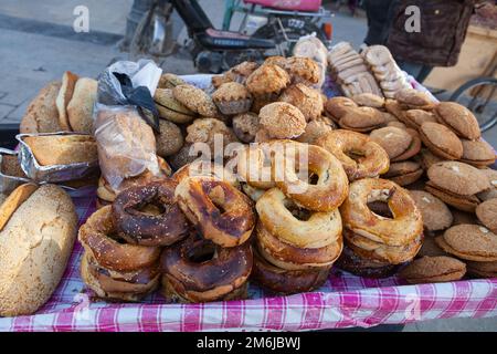 Pains traditionnels à vendre sur un marché de Tunis Banque D'Images