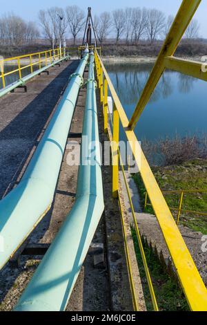 Vue du réservoir de stockage et des tuyaux de l'industrie chimique, Italie Banque D'Images