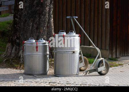 Réservoir de lait à la campagne Banque D'Images