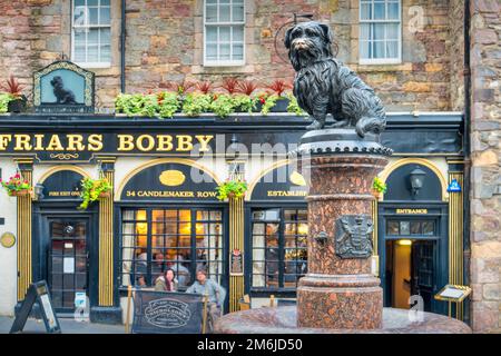 Greyfriars Bobby statue et pub à Édimbourg, Écosse Banque D'Images