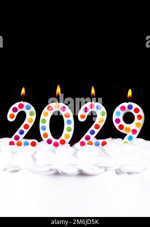 Quatre bougies blanches numéros flamme bonne année 2029 Banque D'Images