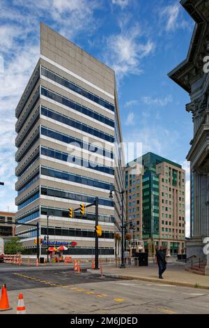 Le bâtiment Bank of America, 10 Fountain Plaza, a été construit en 1983 sous le nom de bâtiment Norstar. Il est relié au 40 Fountain Plaza et au 6 Fountain Plaza. Banque D'Images