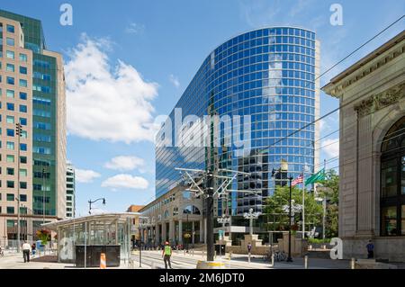 Le M&T Centre en verre bleu, appelé 3 Fountain Plaza, a été construit en 1983 comme prolongement de la célèbre Buffalo Savings Bank (alias Goldome). Banque D'Images