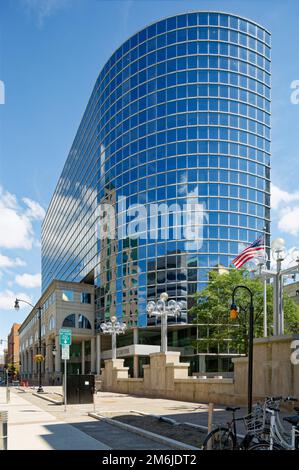 Le M&T Centre en verre bleu, appelé 3 Fountain Plaza, a été construit en 1983 comme prolongement de la célèbre Buffalo Savings Bank (alias Goldome). Banque D'Images