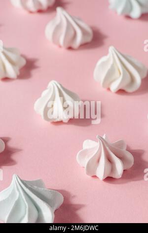 Meringue rose et blanc, zephyr, guimauve, sur fond rose, mise au point sélective Banque D'Images