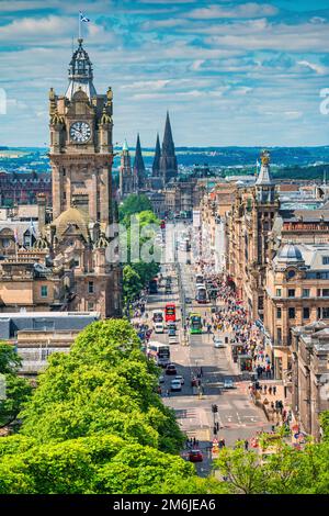 Vue sur Princes Street dans le centre-ville d'Édimbourg, Écosse Banque D'Images