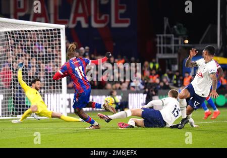 Wilfried Zaha, du Crystal Palace, tente de réaliser un tir sur le but lors du match de la Premier League à Selhurst Park, Londres. Date de la photo: Mercredi 4 janvier 2023. Banque D'Images