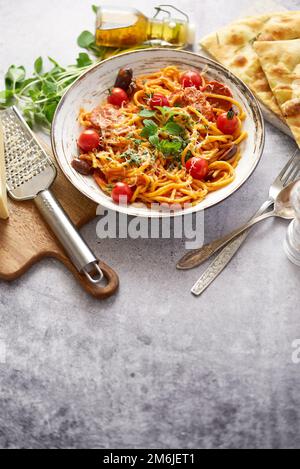 Spaghetti aux saucisses épicées, sauce tomate, parmesan Banque D'Images