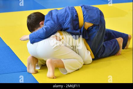 Les garçons rivalisent en judo Banque D'Images