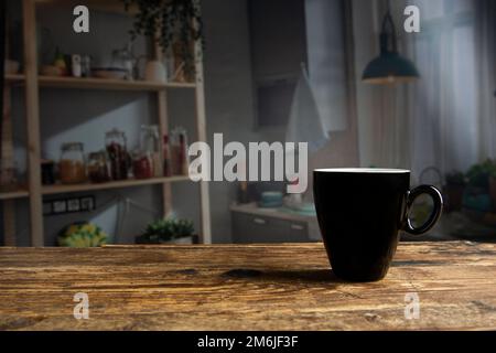 Ensemble rétro pour design de concept, maquette de tasse noire avec cahier artisanal sur fond en bois . Business, concept de fête des pères. Banque D'Images