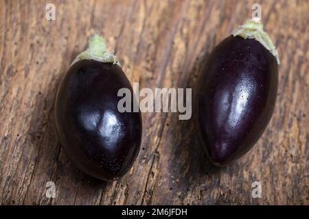 Deux petites aubergines sur bois Banque D'Images