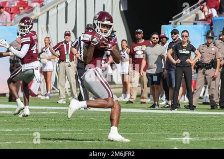 Tampa FL USA; Mississippi State Bulldogs grand récepteur Lideatrick Griffin (5) fait une réception pendant le match de RelayQuest Bowl contre l'Illinois Banque D'Images