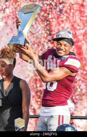 Tampa FL USA; le grand destinataire des Bulldogs de l'État du Mississippi Justin Robinson (18) a remporté le trophée de championnat après le match de RéliaQuest Bowl contre le Banque D'Images