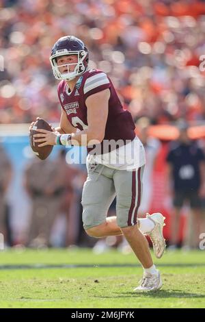 Tampa FL USA; Mississippi State Bulldogs Quarterback Will Rogers (2) se démène de la poche à la recherche d'un récepteur ouvert pendant le RéliaQuest B. Banque D'Images