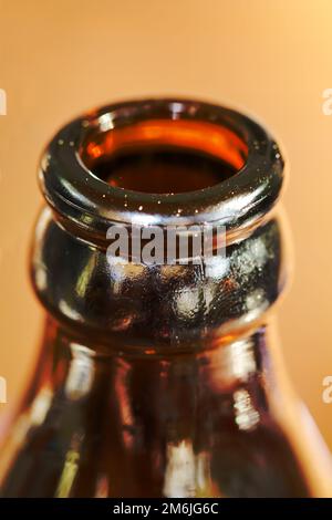 Un gros plan d'un col d'une bouteille en verre pour boissons. Banque D'Images