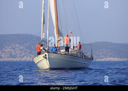 Bodrum, Turquie. 04 décembre 2022 : les voiliers naviguent par temps venteux dans les eaux bleues de la mer Égée, sur les rives de la célèbre destination de vacances Banque D'Images