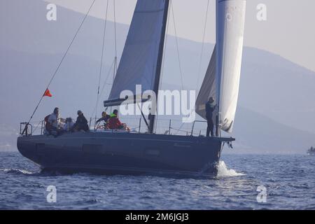 Bodrum, Turquie. 04 décembre 2022 : les voiliers naviguent par temps venteux dans les eaux bleues de la mer Égée, sur les rives de la célèbre destination de vacances Banque D'Images