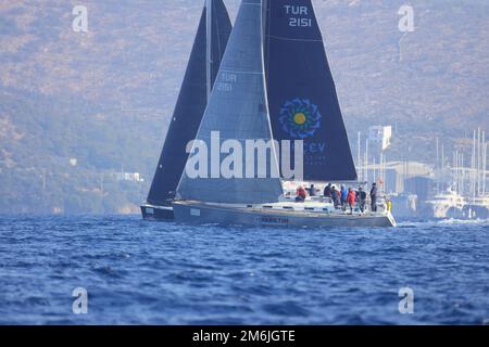 Bodrum, Turquie. 04 décembre 2022 : les voiliers naviguent par temps venteux dans les eaux bleues de la mer Égée, sur les rives de la célèbre destination de vacances Banque D'Images