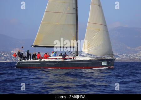 Bodrum, Turquie. 04 décembre 2022 : les voiliers naviguent par temps venteux dans les eaux bleues de la mer Égée, sur les rives de la célèbre destination de vacances Banque D'Images