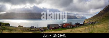 Panorama de Kalsoyarfjørður et de l'île de Kalsoy vu depuis le hameau de Kunoyar Banque D'Images