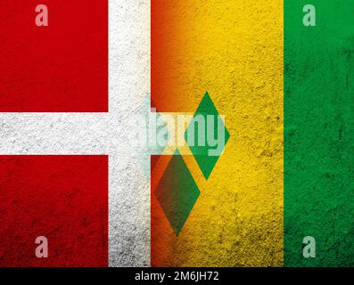 Le Royaume de Danemark drapeau national avec drapeau national de Saint-Vincent-et-les Grenadines. Grunge l'arrière-plan Banque D'Images