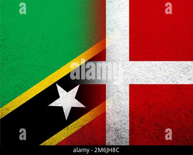 Le Royaume du Danemark drapeau national avec le drapeau national de Saint-Kitts-et-Nevis. Grunge l'arrière-plan Banque D'Images