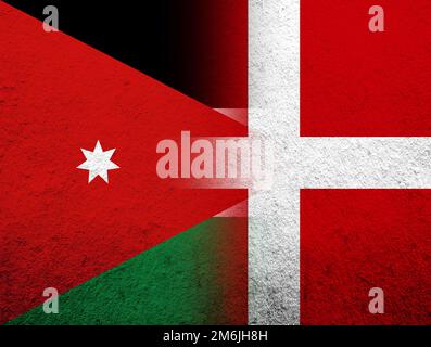 Le Royaume de Danemark drapeau national avec le Royaume hachémite de Jordanie drapeau national. Grunge l'arrière-plan Banque D'Images