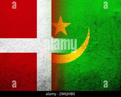 Le Royaume de Danemark drapeau national avec la République islamique de Mauritanie drapeau national. Grunge l'arrière-plan Banque D'Images