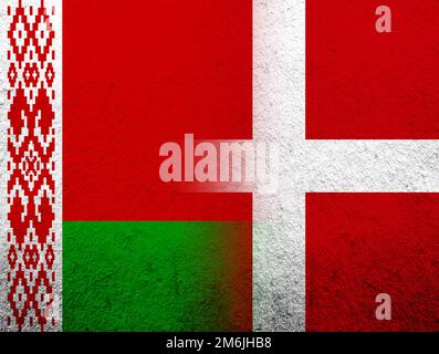 Le Royaume du Danemark drapeau national avec la République du Bélarus drapeau national. Grunge l'arrière-plan Banque D'Images