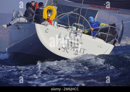 Bodrum, Turquie. 04 décembre 2022 : les voiliers naviguent par temps venteux dans les eaux bleues de la mer Égée, sur les rives de la célèbre destination de vacances Banque D'Images