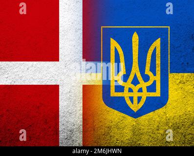Le Royaume du Danemark drapeau national avec drapeau national ukrainien avec armoiries de l'Ukraine tryzub. Grunge l'arrière-plan Banque D'Images