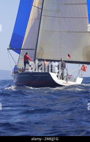 Bodrum, Turquie. 04 décembre 2022 : les voiliers naviguent par temps venteux dans les eaux bleues de la mer Égée, sur les rives de la célèbre destination de vacances Banque D'Images