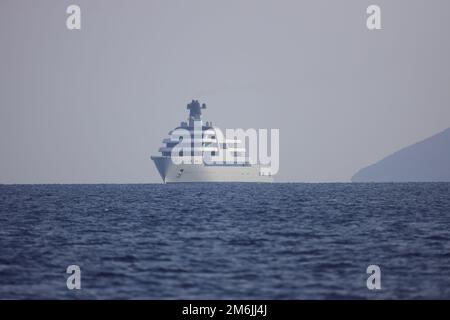 Bodrum, Turquie, 04 décembre 2022: Le yacht géant Solaris, propriété de l'homme d'affaires russe Roman Abramovich, ancré dans Bodrum Banque D'Images