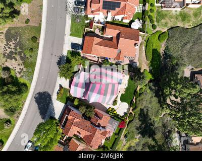 Villa couverte avec une tente rouge et grise tout en étant fumigation pour termites, Californie Banque D'Images