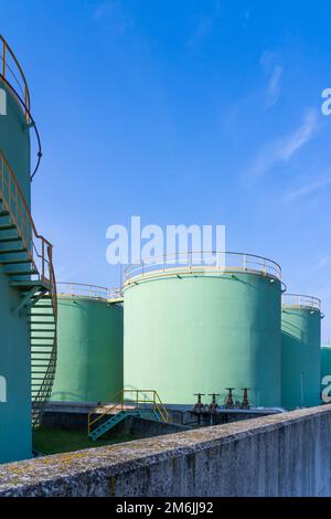 Vue du réservoir de stockage et des tuyaux de l'industrie chimique, Italie Banque D'Images