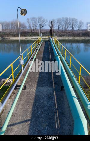 Vue du réservoir de stockage et des tuyaux de l'industrie chimique, Italie Banque D'Images