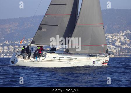 Bodrum, Turquie. 04 décembre 2022 : les voiliers naviguent par temps venteux dans les eaux bleues de la mer Égée, sur les rives de la célèbre destination de vacances Banque D'Images