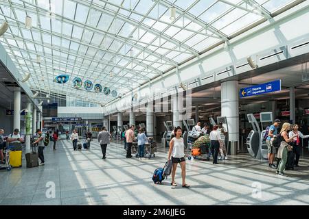 Voyageurs à l'aéroport international Pierre-Elliott-Trudeau de Montréal. Banque D'Images