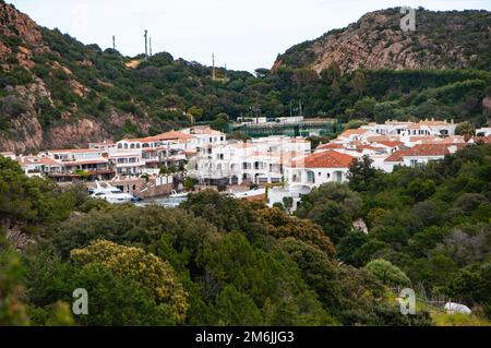 Vue splendide sur le port et la baie de Poltu Quatu avec des yachts de luxe sur la Costa Smeralda Banque D'Images