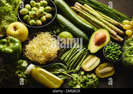 La composition des aliments sains verte avec de l'avocat, brocoli, pomme smoothie,... Banque D'Images