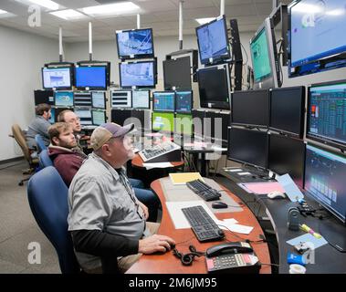 Mickey Parson, un machiniste aérospatial, travaille dans la salle de contrôle de SL-2, une cellule d'essai de moteur à turbine au niveau de la mer à Arnold Air Force base, Tenn., alors qu'un essai commence pour étudier la visualisation de flux pour la réduction acoustique préventive dans les cellules d'essai de turbine, 28 avril 2022. Kevin Kelly et Michael Mason, ingénieurs des opérations de test, surveillant les écrans de contrôle des installations, sont également représentés sur la photo. 717th test Squadron (717 TS), AEDC, propulsion test Branch, Sea Level test Cell 2 (SL-2), Small Business Technology Transfer (STTR), University of Tennessee Space Institute (UTSI), Banque D'Images