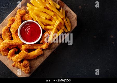 Filets de poulet, quartiers croustillants cuits et frits, sauce barbecue Banque D'Images